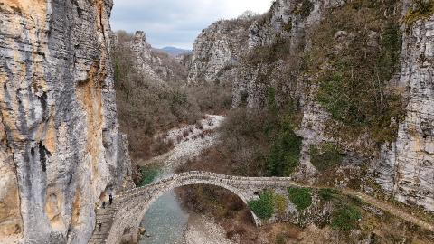 ΠΕΤΡΙΝΑ ΓΕΦΥΡΙΑ